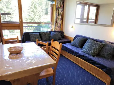 Coin salon dans l'établissement Studio ski aux pieds avec balcon, 4 pers - FR-1-346-542