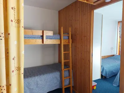 Un ou plusieurs lits superposés dans un hébergement de l'établissement Appartement 2 pièces, 6 personnes, balcon sud, Arc 1800 - FR-1-411-860