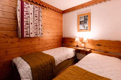 Un ou plusieurs lits dans un hébergement de l'établissement Résidence Roselend - Charmant appartement de 3 pièces situé dans une résidence au village du Chantel, proche des pistes et avec piscine. MAE-2474