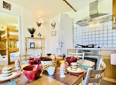 Cuisine ou kitchenette dans l'établissement Résidence Le Schuss - Charmant 2 pièces proche des pistes accès wifi MAE-6754