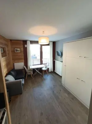Cuisine ou kitchenette dans l'établissement STUDIO 2 PERS PLEIN CENTRE VAL CLARET