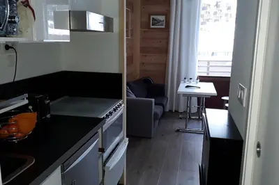 Cuisine ou kitchenette dans l'établissement STUDIO 2 PERS PLEIN CENTRE VAL CLARET