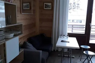 Cuisine ou kitchenette dans l'établissement STUDIO 2 PERS PLEIN CENTRE VAL CLARET