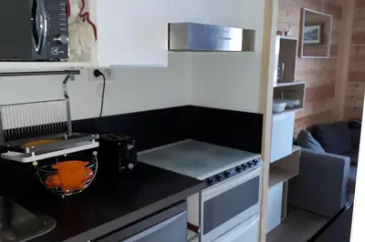Cuisine ou kitchenette dans l'établissement STUDIO 2 PERS PLEIN CENTRE VAL CLARET