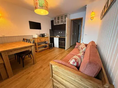 Cuisine ou kitchenette dans l'établissement Appartement skis aux pieds avec parking et wifi à Tignes - FR-1-641-16