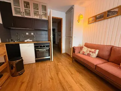 Cuisine ou kitchenette dans l'établissement Appartement skis aux pieds avec parking et wifi à Tignes - FR-1-641-16