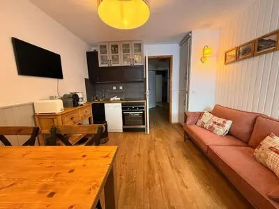 Cuisine ou kitchenette dans l'établissement Appartement skis aux pieds avec parking et wifi à Tignes - FR-1-641-16