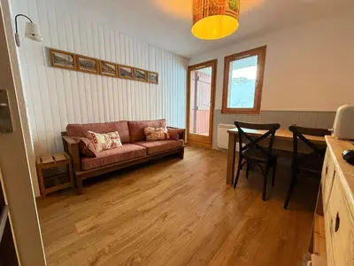 Coin salon dans l'établissement Appartement skis aux pieds avec parking et wifi à Tignes - FR-1-641-16