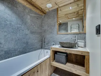 Salle de bains dans l'établissement Nouveau appartement lumineux avec parking à Tignes Le Lac - FR-1-641-20