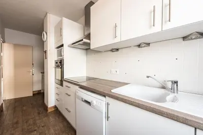 Cuisine ou kitchenette dans l'établissement Résidence Bec Rouge - Appartement rénové·Skis aux pieds·Balcon MAE-8284