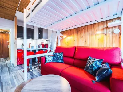 Coin salon dans l'établissement Studio rénové skis aux pieds avec balcon et wifi - FR-1-502-472
