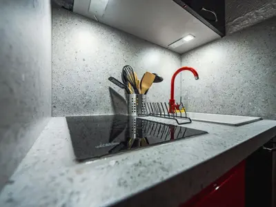 Cuisine ou kitchenette dans l'établissement Studio rénové skis aux pieds avec balcon et wifi - FR-1-502-472