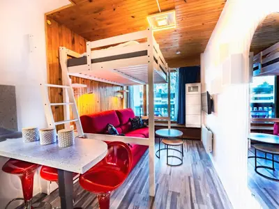 Coin salon dans l'établissement Studio rénové skis aux pieds avec balcon et wifi - FR-1-502-472