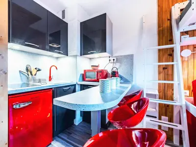 Cuisine ou kitchenette dans l'établissement Studio rénové skis aux pieds avec balcon et wifi - FR-1-502-472