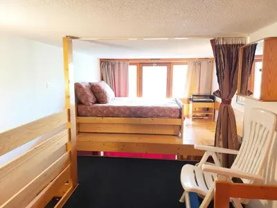 Coin salon dans l'établissement Résidence Mirantin 3 - Appartement 2 pièces, en duplex, pour 4 personnes, au pied des pistes et du télécabine et proche des commerces dans le village d MAE-1808