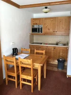 Cuisine ou kitchenette dans l'établissement Résidences de luxe Les Alpages Val Cenis - 4 pers