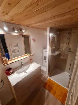 Salle de bains dans l'établissement Au petit bonheur à Val-Cenis