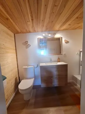 Salle de bains dans l'établissement Au petit bonheur à Val-Cenis