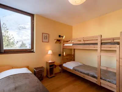 Un ou plusieurs lits dans un hébergement de l'établissement Apartment Les Roches Rouges - Lavachet by Interhome