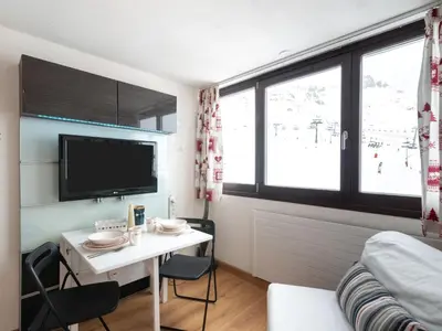 Télévision ou salle de divertissement dans l'établissement Studio Palafour - Le Lac-6 by Interhome
