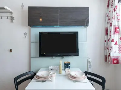 Télévision ou salle de divertissement dans l'établissement Studio Palafour - Le Lac-6 by Interhome