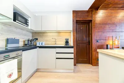 Cuisine ou kitchenette dans l'établissement Penthouse-Chalet in Arc 1950 SKI IN-SKI OUT