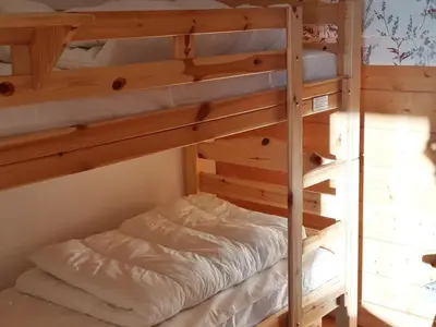 Un ou plusieurs lits dans un hébergement de l'établissement Chalet 3 pièces avec balcon, parking inclus, 6 pers. - FR-1-346-544