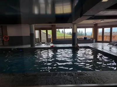 Piscine de l'établissement Charmant 3 pièces, 6 couchages, proche pistes, Les Arcs 1800 - FR-1-411-866 ou située à proximité