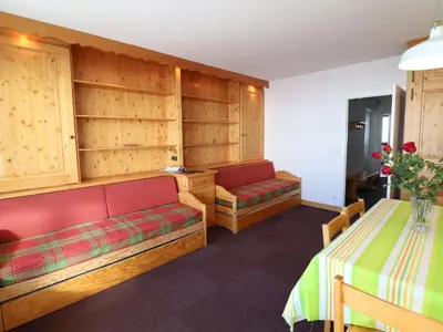 Coin salon dans l'établissement Appartement lumineux au pied des pistes avec balcon et WIFI - FR-1-502-394