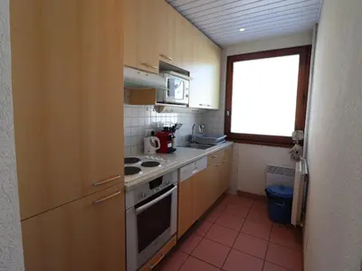 Cuisine ou kitchenette dans l'établissement Appartement lumineux au pied des pistes avec balcon et WIFI - FR-1-502-394