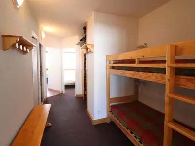 Un ou plusieurs lits superposés dans un hébergement de l'établissement Appartement lumineux au pied des pistes avec balcon et WIFI - FR-1-502-394