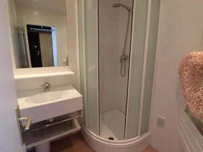 Salle de bains dans l'établissement Appartement lumineux au pied des pistes avec balcon et WIFI - FR-1-502-394