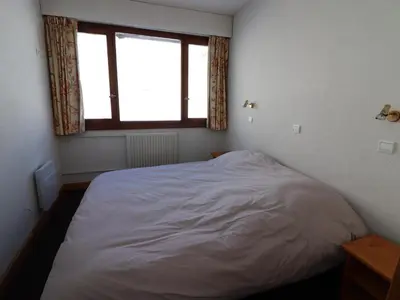 Un ou plusieurs lits dans un hébergement de l'établissement Appartement lumineux au pied des pistes avec balcon et WIFI - FR-1-502-394