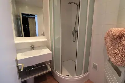 Salle de bains dans l'établissement Résidence Bec Rouge - Appartement lumineux·Pieds des pistes·WIFI·Balcon MAE-2694
