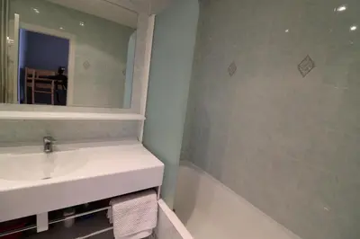 Salle de bains dans l'établissement Résidence Bec Rouge - Appartement lumineux·Pieds des pistes·WIFI·Balcon MAE-2694