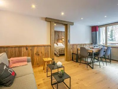 Coin salon dans l'établissement Appartement spacieux exposé Sud avec balcon, proche des pistes et commodités, Val-d'Isère - FR-1-694-311