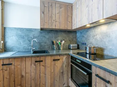 Cuisine ou kitchenette dans l'établissement Appartement spacieux exposé Sud avec balcon, proche des pistes et commodités, Val-d'Isère - FR-1-694-311