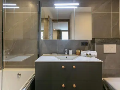 Salle de bains dans l'établissement Appartement spacieux exposé Sud avec balcon, proche des pistes et commodités, Val-d'Isère - FR-1-694-311