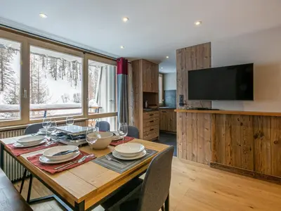 Télévision ou salle de divertissement dans l'établissement Appartement spacieux exposé Sud avec balcon, proche des pistes et commodités, Val-d'Isère - FR-1-694-311