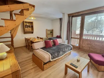 Un ou plusieurs lits dans un hébergement de l'établissement Grand studio mezzanine avec parking couvert, proche des pistes - FR-1-411-868
