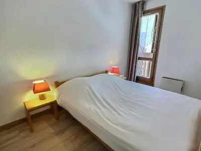 Un ou plusieurs lits dans un hébergement de l'établissement Grand studio mezzanine avec parking couvert, proche des pistes - FR-1-411-868