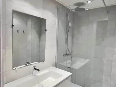 Salle de bains dans l'établissement Grand studio mezzanine avec parking couvert, proche des pistes - FR-1-411-868