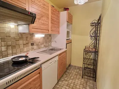 Cuisine ou kitchenette dans l'établissement Grand studio mezzanine avec parking couvert, proche des pistes - FR-1-411-868