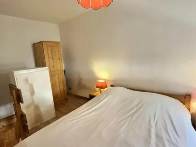 Un ou plusieurs lits dans un hébergement de l'établissement Grand studio mezzanine avec parking couvert, proche des pistes - FR-1-411-868