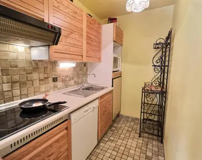 Cuisine ou kitchenette dans l'établissement Résidence Hameaux De Val - Votre grand studio mezzanine avec garage couvert à 5 min des pistes MAE-1004