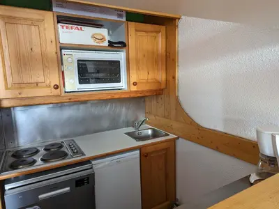 Cuisine ou kitchenette dans l'établissement Studio confortable au pied des pistes avec balcon - FR-1-346-546