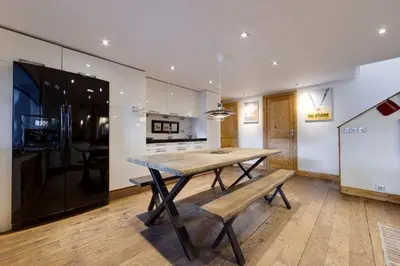 Cuisine ou kitchenette dans l'établissement L'Aigle du Laisinant duplex de 90m2 à Val d'Isere