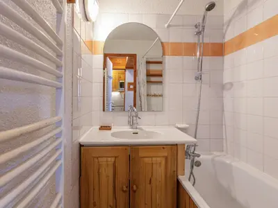 Salle de bains dans l'établissement Studio soigné avec WIFI, proche centre et pistes - FR-1-694-72