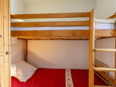 Un ou plusieurs lits dans un hébergement de l'établissement Studio soigné avec WIFI, proche centre et pistes - FR-1-694-72