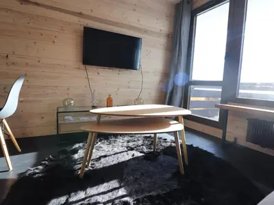 Télévision ou salle de divertissement dans l'établissement Studio lumineux rénové avec balcon - Proche pistes - FR-1-502-443